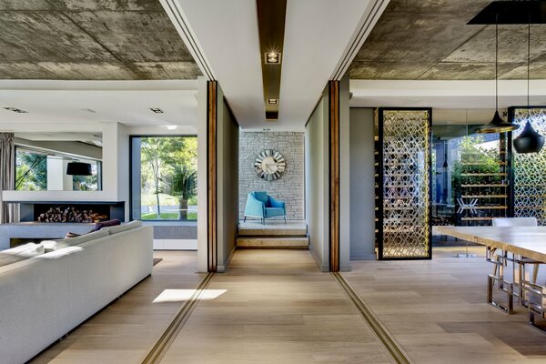 Soggiorno interno in stile tropicale