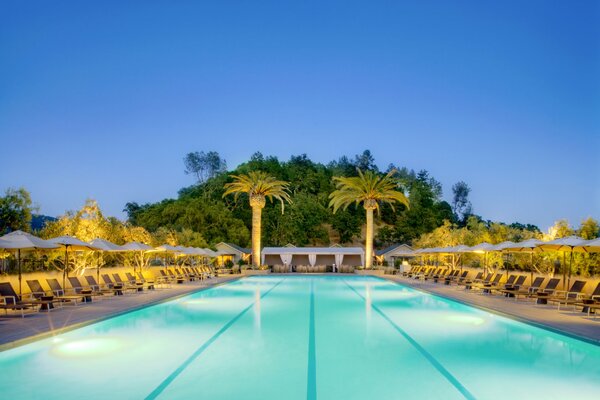Piscina lunga con lettini perimetrali
