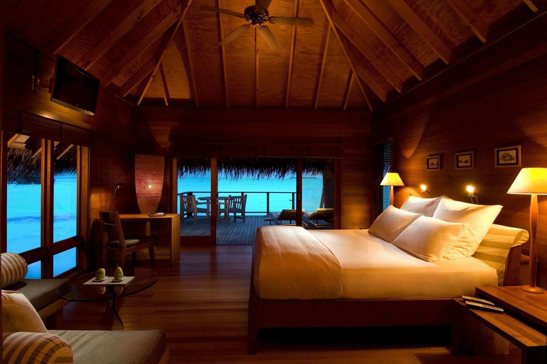 bungalow letto cuscini lampade mare tempo libero