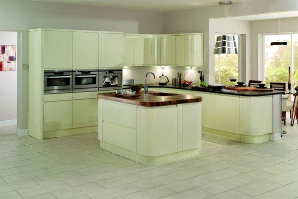 Cucina elegante nei toni del verde chiaro