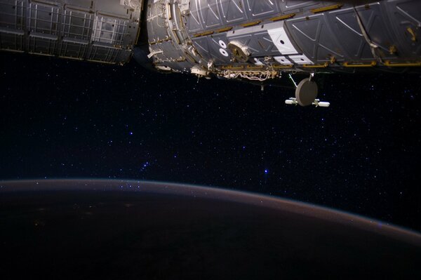 Astronave nella notte pianeta terra