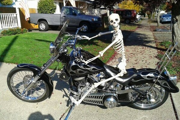 Foto divertente-un finto scheletro sta per andare in moto