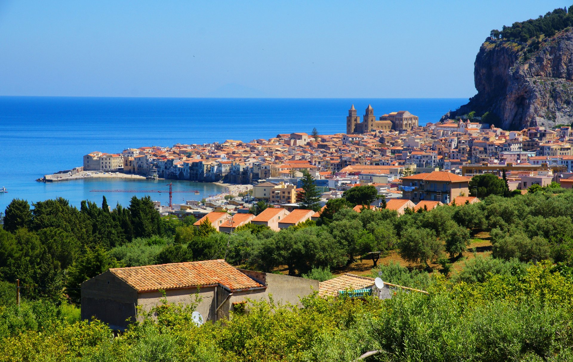 italia cefalù sicilia italia mare città città montagna case alberi