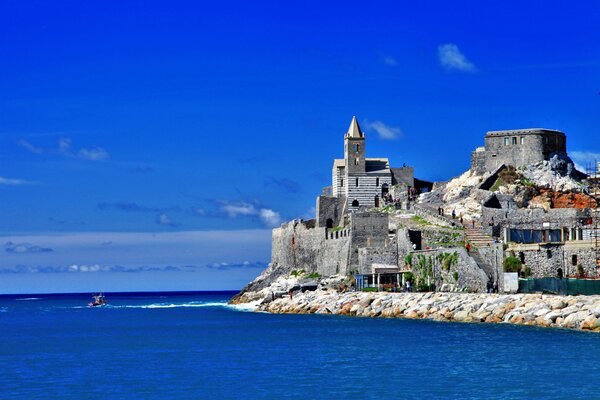Chiesa in riva al mare in Italia