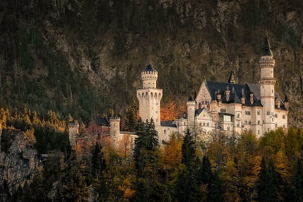 Il favoloso castello di Neuschwanstein in montagna