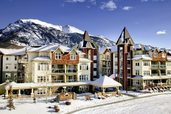 Città invernale in Canada sullo sfondo della neve in montagna