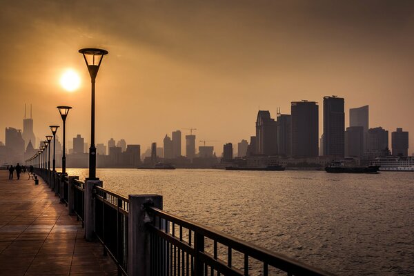 Tramonto sul lungomare di Shanghai