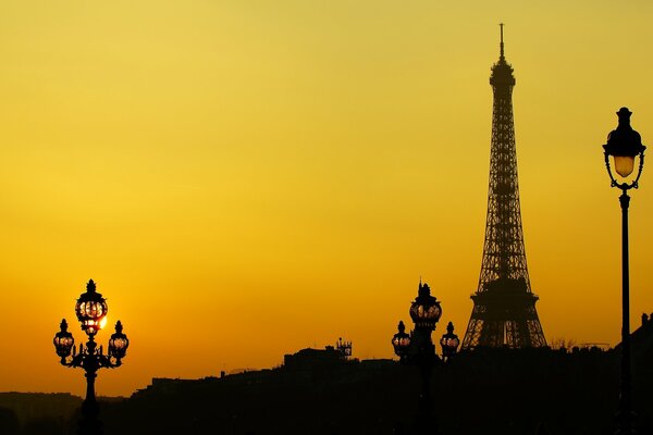 Silhouette della Torre Eiffel in Francia