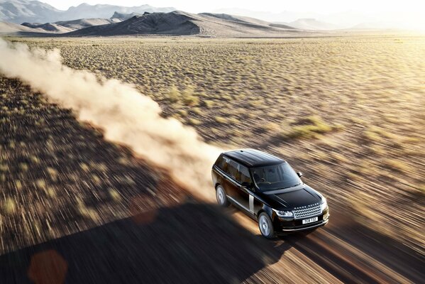 Renge Rover, una corsa su strada nel deserto
