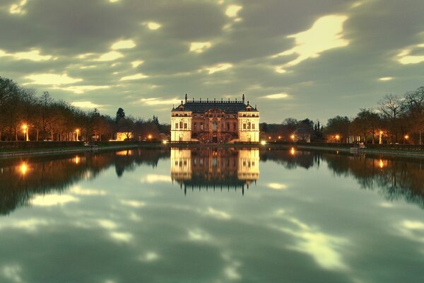 Riflesso del castello nel lago. Lanterne al crepuscolo