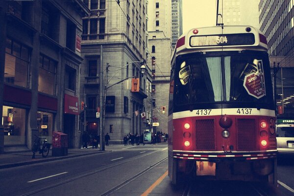 Il tram rosso si trova in mezzo alla strada