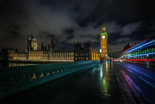 Big Ben a Londra con luci notturne
