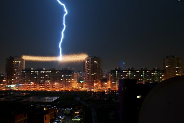 Grattacieli di Omsk e fulmini nel cielo notturno