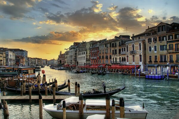 Molo serale sul canale di Venezia