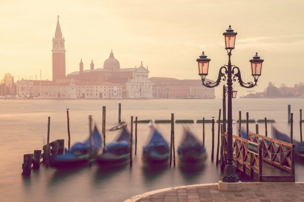 Canale a Venezia. Gondole