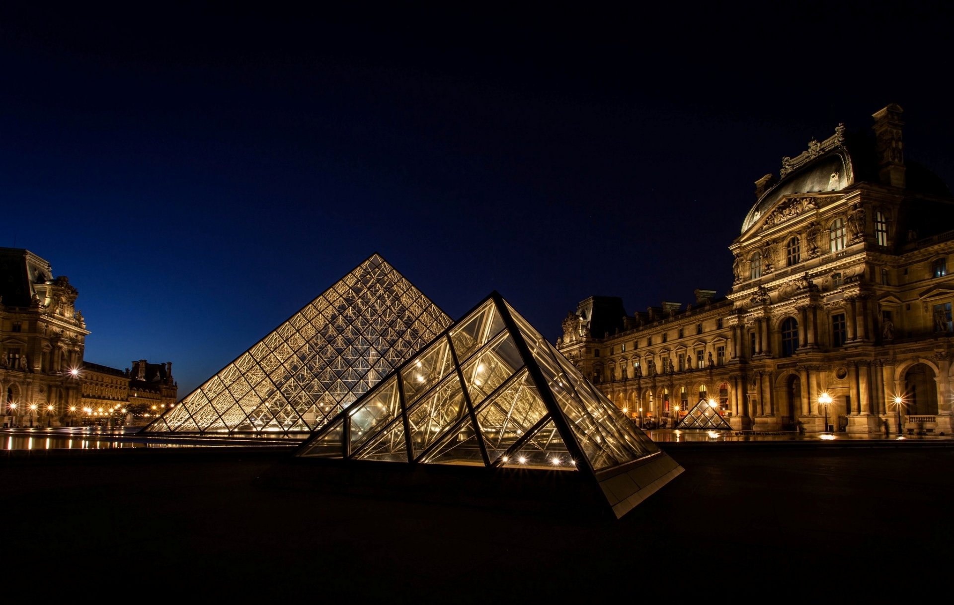 louvre francia parigi museo piramide luce illuminazione città notte