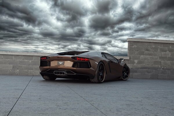 Adorabile Lamborghini in un servizio fotografico sotto un cielo mozzafiato