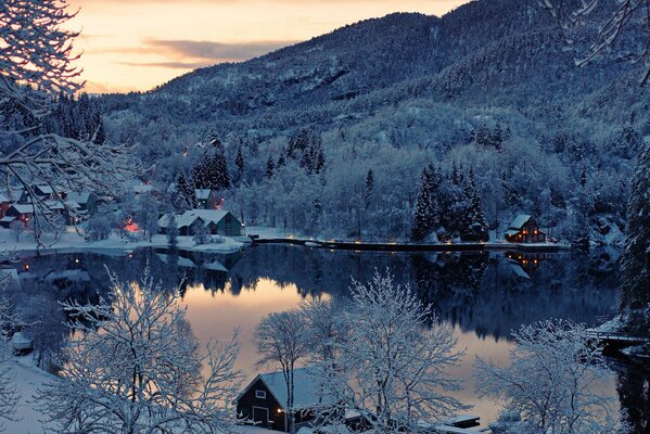 Villaggio norvegese invernale sulla riva
