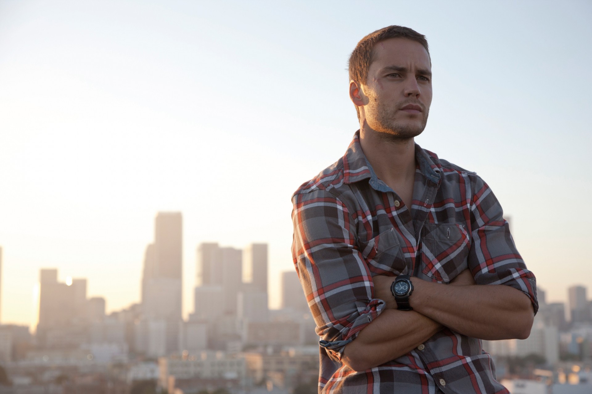 attore taylor kitsch maglietta ritratto