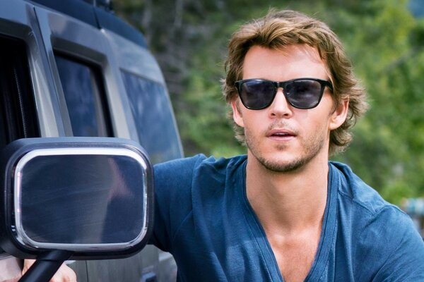 Ryan Kwanten in piedi fuori dalla macchina