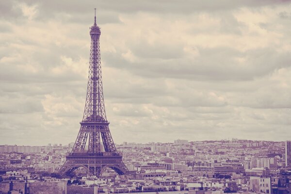 Torre Eiffel che domina la città