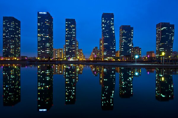 Riflessione delle case nell acqua