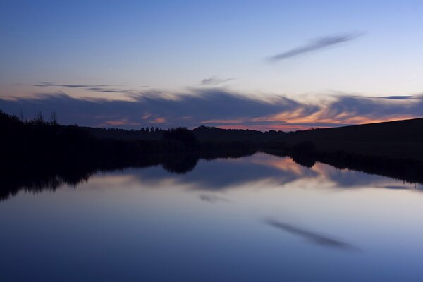 Tramonto serale sulla foresta e sul lago