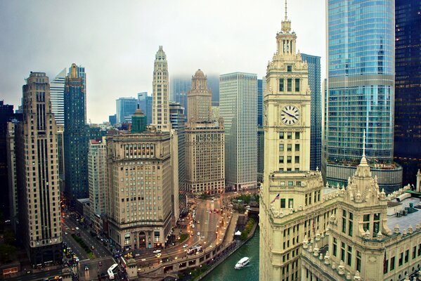 Gli alti edifici Dell America. Fiume a Chicago lungo i grattacieli
