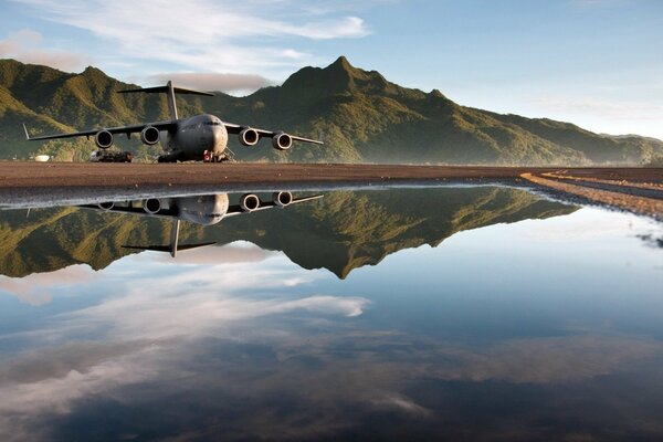 Bellissimo paesaggio con grande aereo