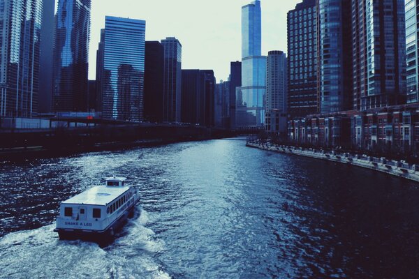 Fiume a Chicago lungo bellissimi grattacieli