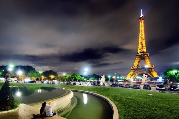 Parigi notturna con vista sulla torre