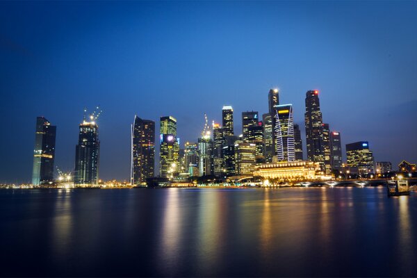 Vista magica dei grattacieli di Singapore