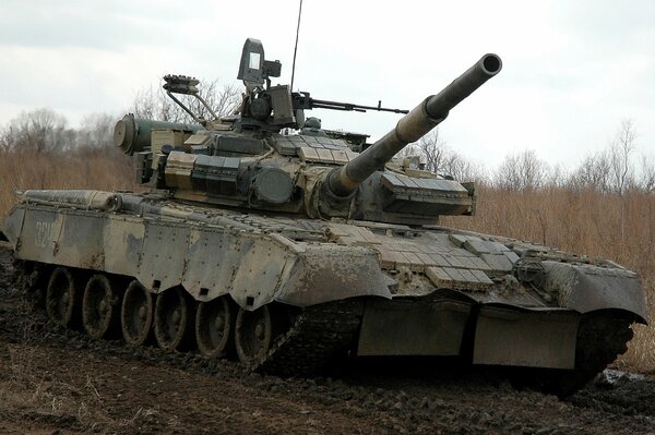 Carro armato militare cavalca su una strada fangosa