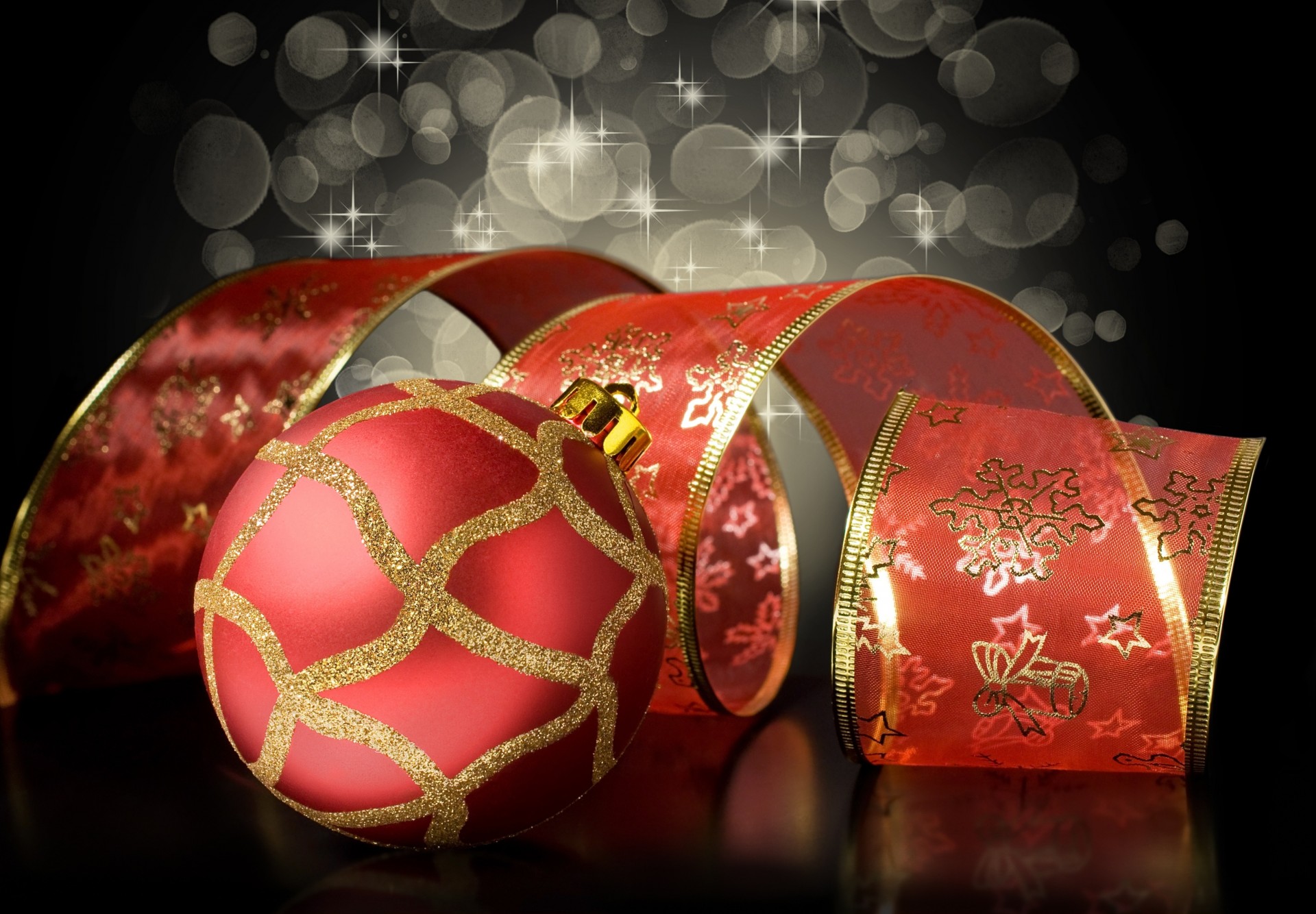 palloncino natale capodanno modello sfondo rosso nero nastro oro vacanze giocattoli