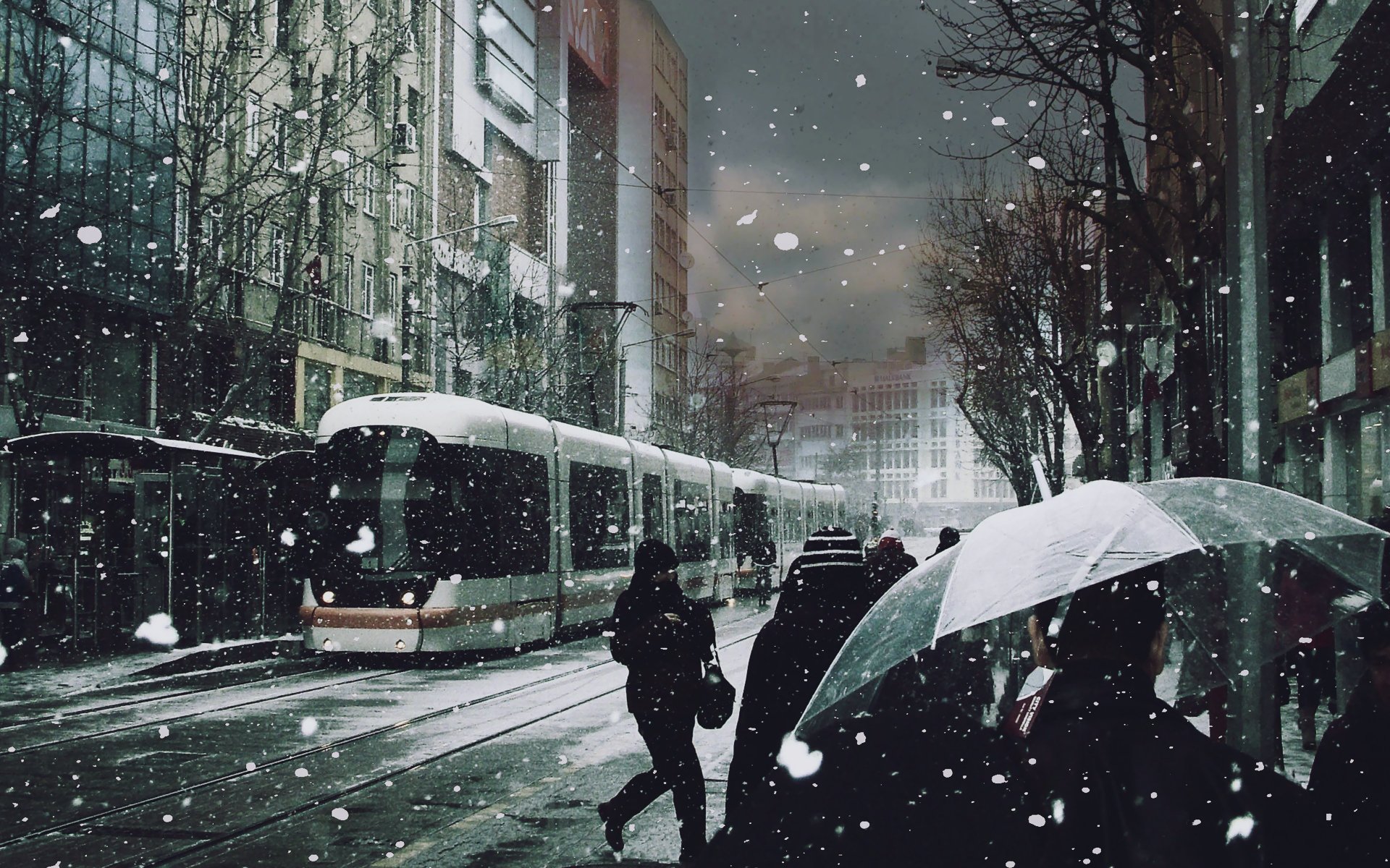 tram persone neve ombrelli