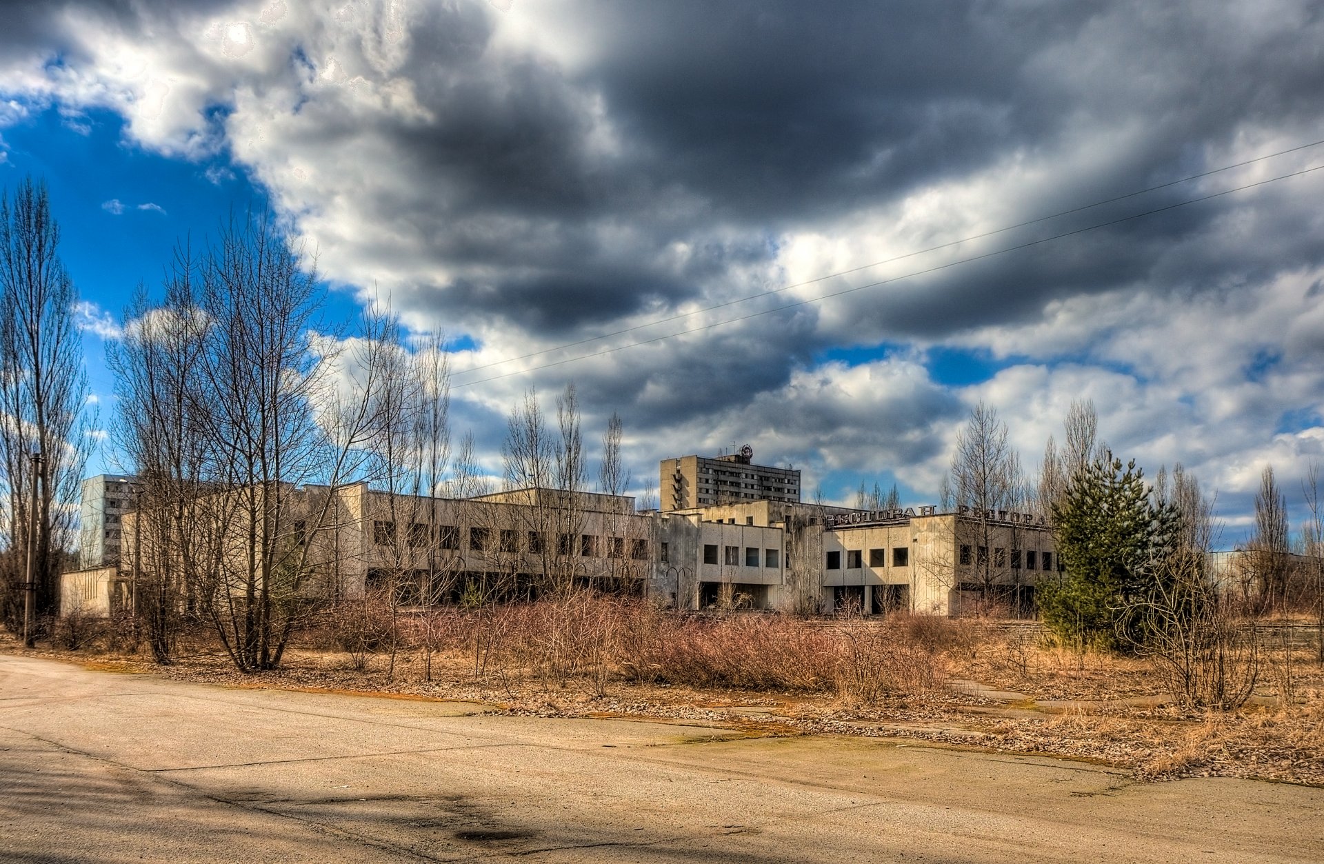 pripyat strada cespugli edificio