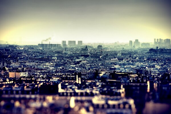 Foschia urbana sullo sfondo dei tetti