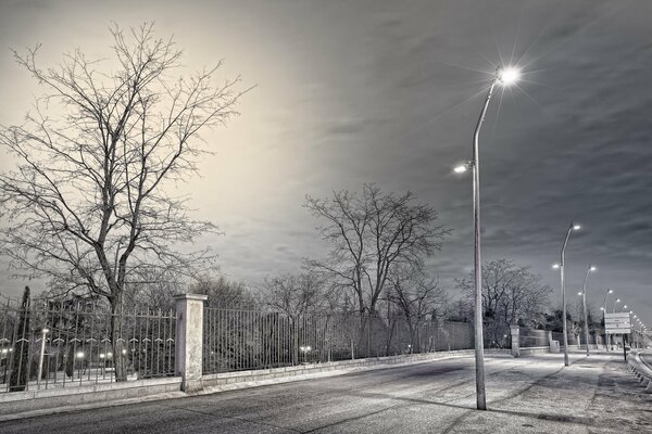 Via con le luci accese nel Dol della strada