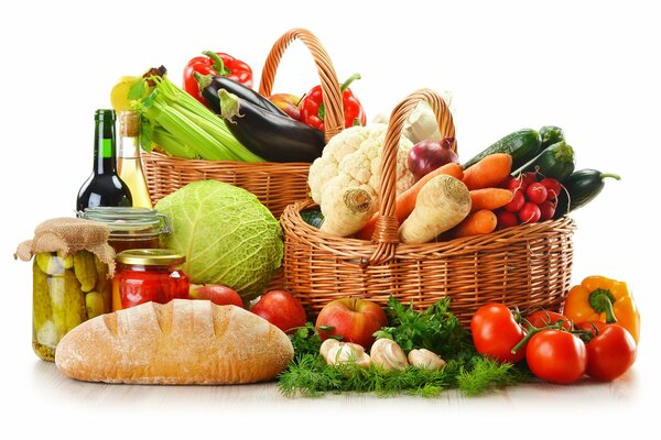 Cestini con verdure e bottiglia di vino