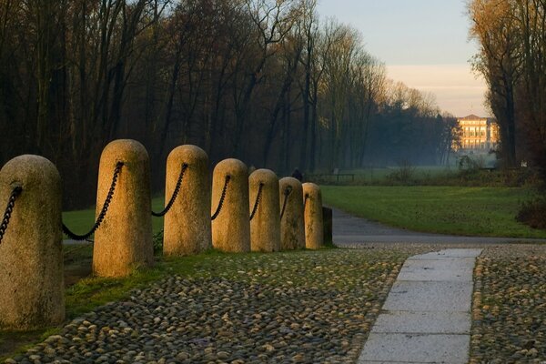 Vicolo del parco al tramonto