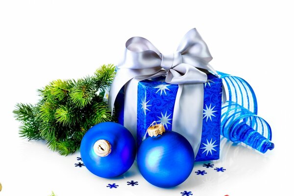 Regalo con palle e nastro