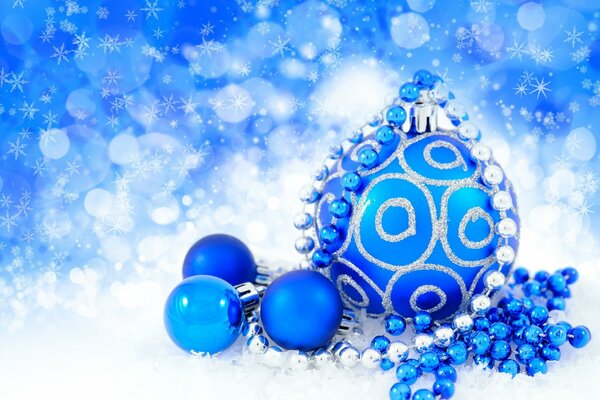 Palla blu con motivi e perline