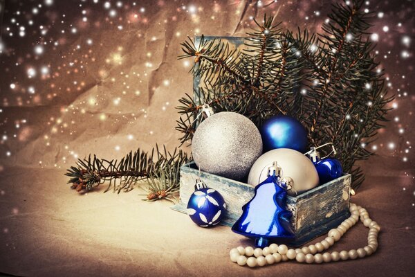 Portagioie con palline di Natale e filo di perle