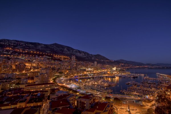 Foto di notte città case e luci