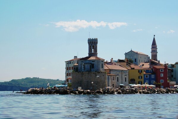 Foto della città in Slovenia con il mare