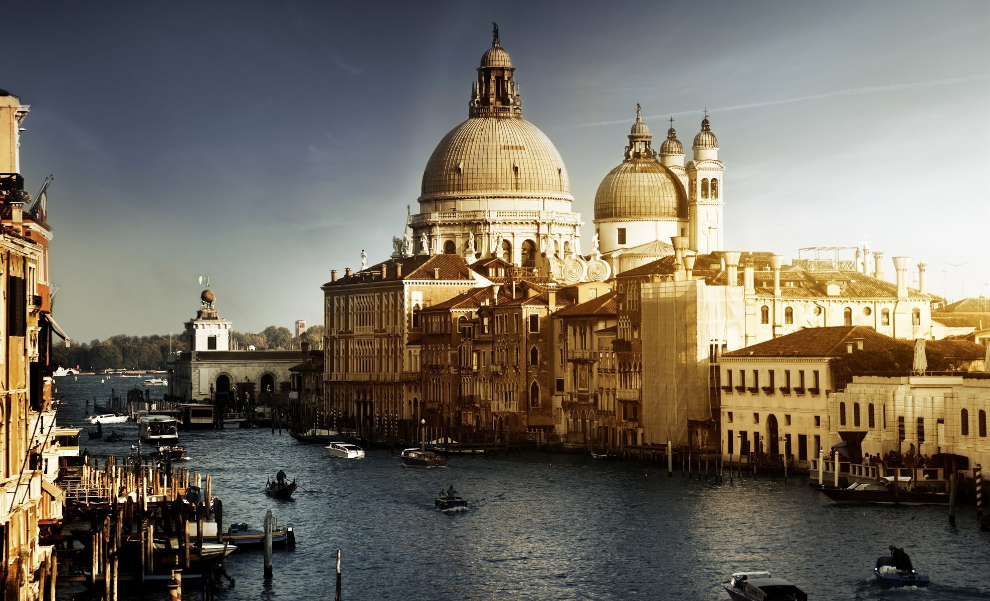 gondole venezia italia edifici barche venezia canale italy