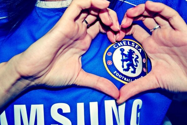 Emblema del Chelsea nel cuore delle mani