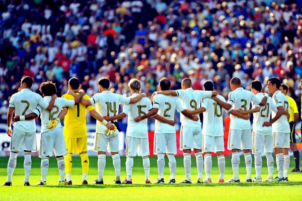 La squadra del Real Madrid ascolta l inno prima della partita di calcio