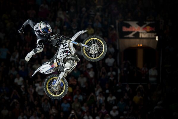 Moto salto nell arena dello stadio