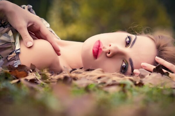 Ragazza con il trucco nella natura in autunno